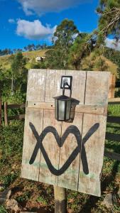 库尼亚Vila Monte Cunha - Chalés的上面有灯的标志