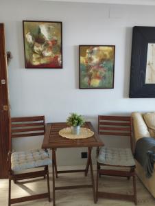 卡莱利亚德帕拉弗鲁赫尔Apartamento recien reformado a 300 metros del mar的客厅配有桌椅和沙发