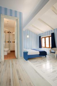 北马马亚-讷沃达里阿卡迪亚酒店 - 玛利亚里吉亚酒店的一间蓝色的卧室,配有一张床和一间浴室