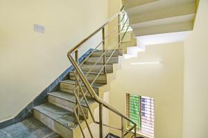 布巴内什瓦尔OYO Flagship 81218 Cool Light Residency的金属栏杆房子的楼梯