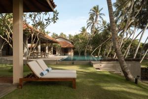 本托塔Kirana - A Santani Villa的躺椅和后院游泳池