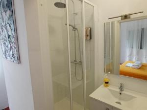 德尼亚Open Sky Villa的带淋浴和盥洗盆的浴室