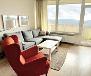 霍盖思Schöne Aussicht - b50247的客厅配有沙发、椅子和桌子