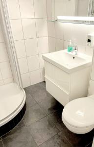 霍盖思Schöne Aussicht - b50247的白色的浴室设有卫生间和水槽。