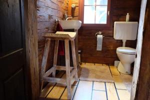 VranskoWooden love nest的木制浴室设有水槽和卫生间