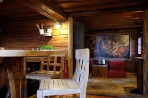 VranskoWooden love nest的木房间,配有椅子和墙上的绘画