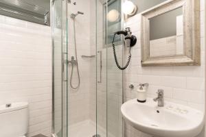 巴塞罗那格雷西亚旅舍的带淋浴、盥洗盆和卫生间的浴室