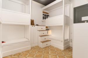 巴塞罗那格雷西亚旅舍的白色步入式衣柜,配有白色橱柜