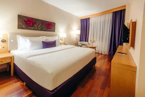 乌斯季卡缅诺戈尔斯克厄斯克门塔罗斯德德曼酒店的酒店客房设有一张大床和一张书桌。