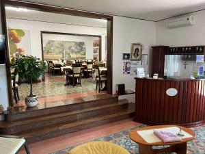 托雷苏达Hotel Villa Giovanna的餐厅设有1间带桌椅的用餐室