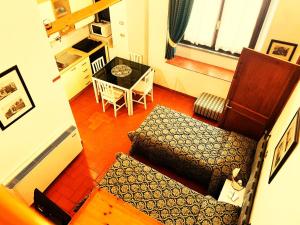 佛罗伦萨拉康缇希纳酒店的一个带桌子和椅子的小客厅