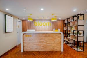 古尔冈Bloom Hotel - Medicity Gurugram, Near Medanta Hospital的办公室,木墙上满是花