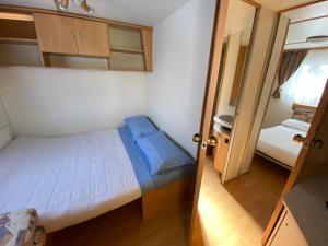 卡瓦利诺Camping Mayer的一间小卧室,配有一张小床和一扇门