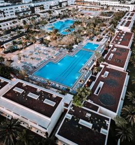 卡列罗港Hotel Costa Calero Thalasso & Spa的享有度假胜地的空中景致,设有2个游泳池