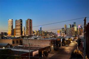 墨尔本Superb City Views - Apartment, work or just relax!的城市的夜景,高楼