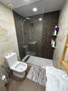 埃普拉特约布里加Comfortable house的浴室配有白色卫生间和淋浴。
