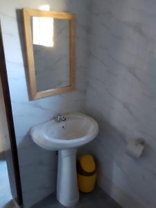 希莫尤Recanto do Meu Tio的浴室设有白色水槽和镜子