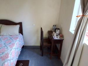 希莫尤Recanto do Meu Tio的一间卧室配有一张床和一张桌子及椅子