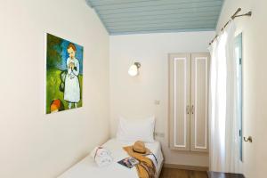 罗德镇Casa Antica的一间设有两张床的客房,墙上挂着一幅画
