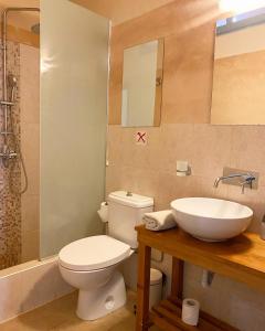 罗德镇Casa Antica的一间带卫生间和水槽的浴室