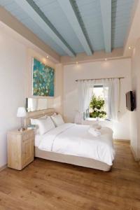 罗德镇Casa Antica的卧室配有白色的床和窗户。