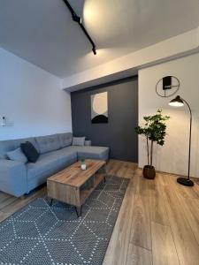 马夫罗沃Green Escape Mavrovo的客厅配有蓝色的沙发和茶几