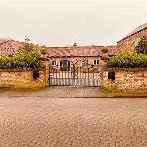 Barnetby le WoldThe Stable's Barn in Bigby的砖楼前的铁门