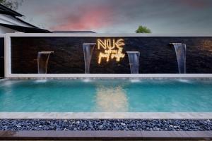 Nue Hatyai Pool Villa内部或周边的泳池