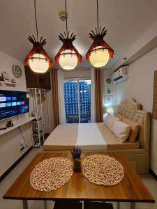 Lapu Lapu CitySeo staycation的客厅配有一张大床和一张桌子