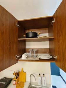 Lapu Lapu CitySeo staycation的一个带木制橱柜和水槽的厨房