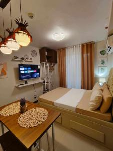 Lapu Lapu CitySeo staycation的一间小卧室,配有一张床和一张桌子