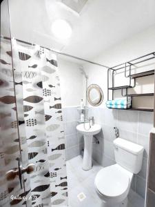 Lapu Lapu CitySeo staycation的一间带卫生间和水槽的浴室