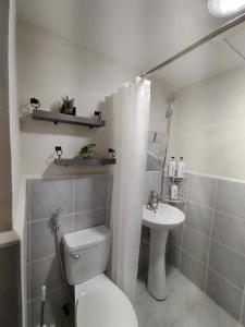 Lapu Lapu CitySeo staycation的白色的浴室设有卫生间和水槽。