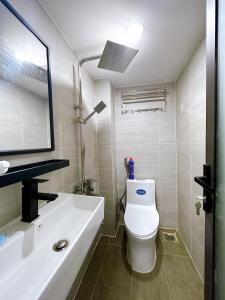 胡志明市Alley Homestay Sai Gon的浴室配有白色卫生间和盥洗盆。