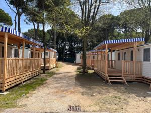 Porto FalconeraAlbatross Mobile Homes on Camping Laguna Village的一排相邻的单元房
