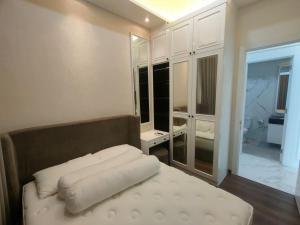 super penthouse stmoritz apartment, lippomall puri indah客房内的一张或多张床位