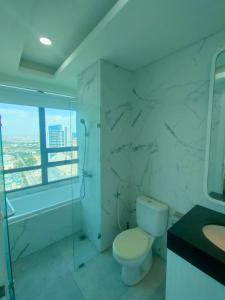 super penthouse stmoritz apartment, lippomall puri indah的一间浴室