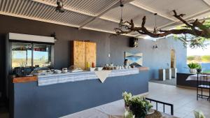 HoachanasJansen Kalahari Guest Farm的厨房配有柜台和蓝色的墙壁