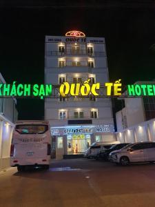 金瓯khách sạn Quốc Tế的一家晚上停在酒店前面的汽车酒店