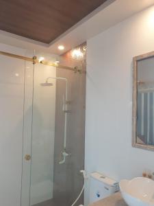 金瓯khách sạn Quốc Tế的带淋浴、卫生间和盥洗盆的浴室