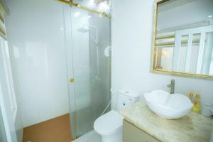 金瓯khách sạn Quốc Tế的浴室配有卫生间、盥洗盆和淋浴。