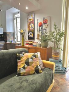 钱皮诺Casa di Lo的带沙发和一些植物的客厅