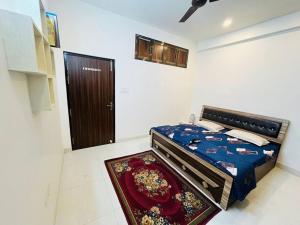 瓦拉纳西Raj Homestay Kashi的卧室,卧室配有一张床,卧室位于带门的房间