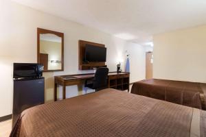 盖洛普盖鲁普旅程住宿的酒店客房设有一间带两张床和一张书桌的卧室