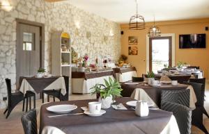 Puntarazzi阿日特米斯亚度假村的一间在房间内配有桌椅的餐厅