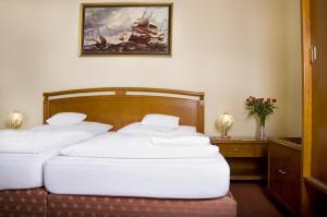 玛丽亚温泉圣安东尼奥斯酒店的墙上画画的房间里设有两张床