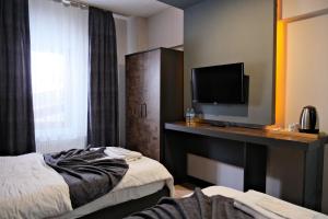 埃尔祖鲁姆Atlas Otel的酒店客房设有两张床和一台平面电视。