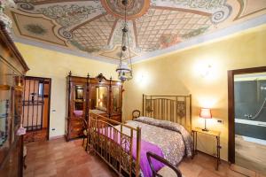 SassoferratoDegli Alessandri Palace的一间卧室配有一张床,天花板上画着一幅画