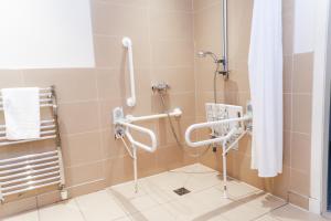 斯托诺韦卡拉德旅馆的带淋浴和浴帘的浴室
