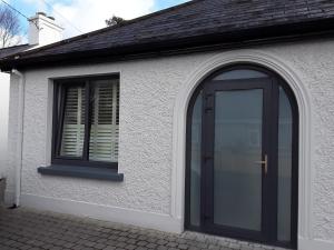 基拉尼Pairc Na Coille Killarney的一间有黑色门和窗户的房子